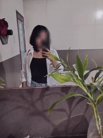 Amira, 25