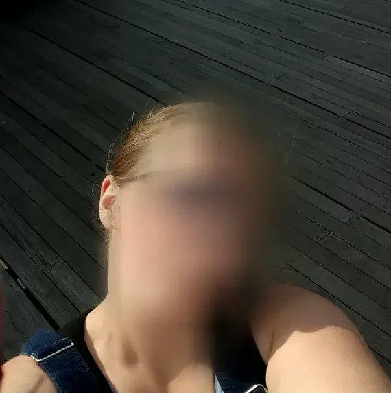Emilie, 32